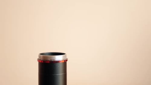 1. Die Batterien werden in das elektronisch Gerät eingelegt. Das Konzept, technische Geräte mit Strom zu versorgen
.