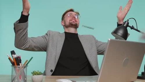 Geld, Bargeld, Dollarregen auf Geschäftsmann, der Erfolg feiert, Lotto-Jackpot-Glück gewonnen