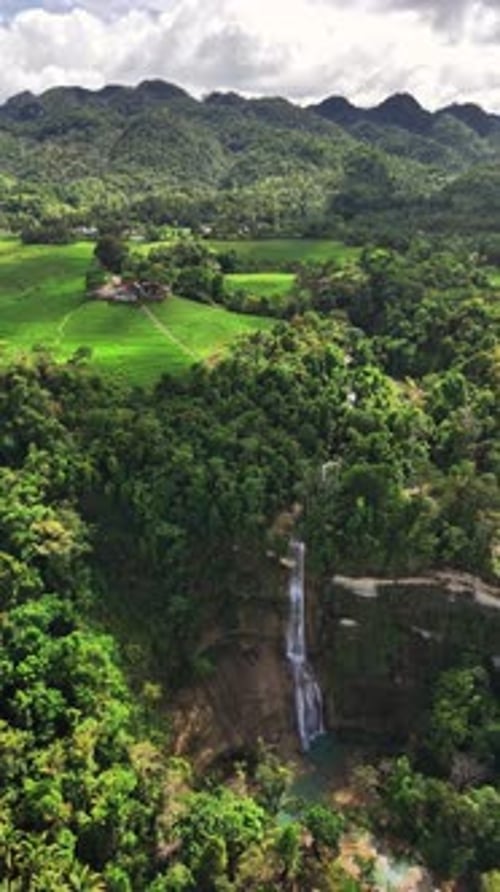 Ponto de vista aéreo em Cadapdapan Rice Terraces e Can-umantad Falls, Bohol, Filipinas