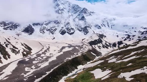 Alpenlandschaft mit Berggipfeln in den Wolken