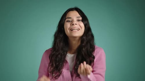 A garota feliz em traje rosa envia um beijo arejado para a câmera