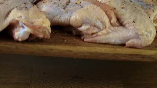 Mujer encurtiendo carne de pollo