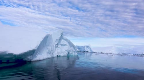 O barco se aproxima lentamente do iceberg para gravar.