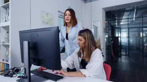 Travail d'équipe et collaboration de spécialistes de différents départements, deux femmes travaillant ensemble