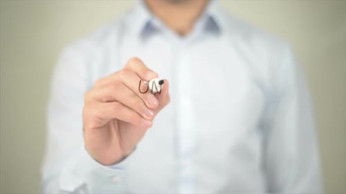 Entdecken Sie die Fakten, die der Mensch auf einem transparenten Bildschirm schreibt