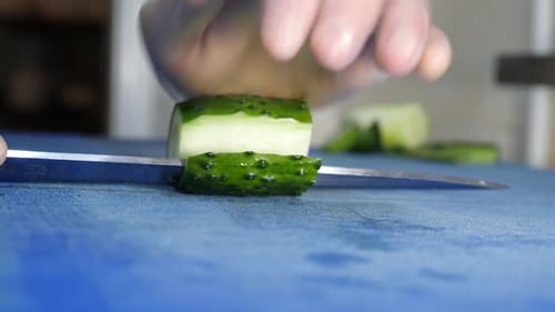 F206. Couper le concombre au couteau. Cuisiner des plats à base de concombre.