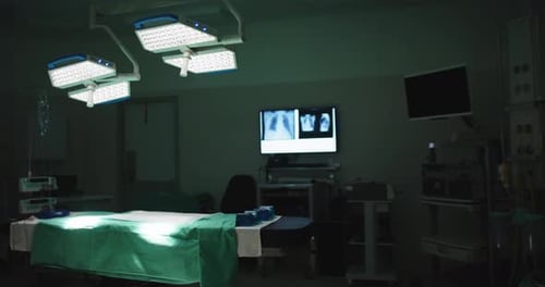 Vista general del quirófano vacío con cama y radiografías en cámara lenta