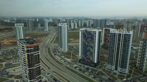 Moderne Stadtarchitektur. Mehrstöckige Gebäude mit Infrastruktur. Dicht besiedeltes Stadtgebiet.