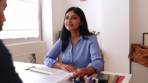 Entretien d'embauche en entreprise : le responsable des ressources humaines pose une question à un candidat masculin