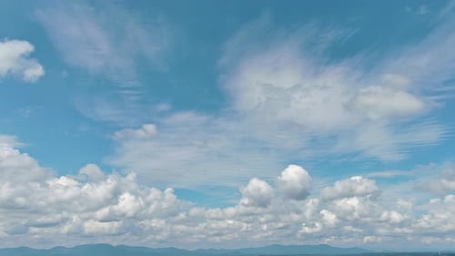 Die bewegten Wolken himmlischer, flauschiger Wolken am blauen Himmel bieten eine wunderschöne Aussicht auf eine sonnige Wolkenlandschaft