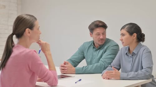 Jeune femme discutant avec des coéquipières créatives