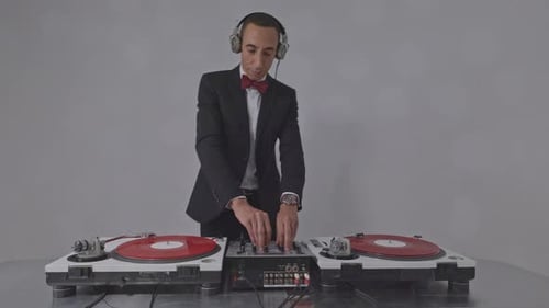 Ein cooler Mann beim Ablegen