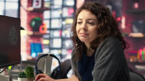 IT-Experte schreibt Code und Debugging in neuronalen Netzwerken künstlicher Intelligenz