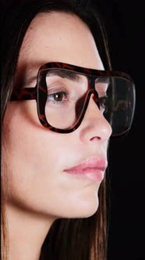 eine hübsche Frau mit Brille in der Vertikalen