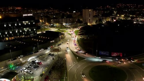 Hyperlapsus de circulation nocturne au centre-ville - Drone hyperlase