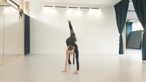Junge Frau übt Spins und Akrobatik