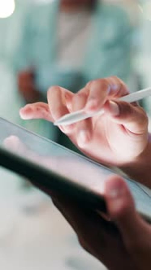 Programmieren, Entwickler und Hände mit Tablet, Büro und Mitarbeiter mit Stift zum Debuggen und Bildschirm