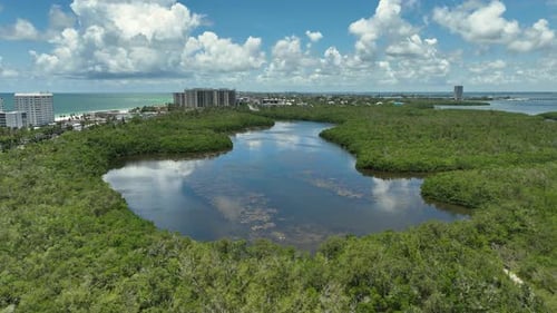 Vue par drone d'un lagon près du golfe du Mexique