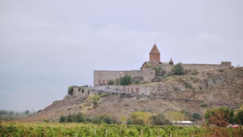 Visiteurs du monastère de Khor Virap en Arménie (zoom avant)
