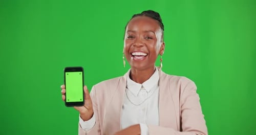 Tela verde, sinal de ok e mulher negra com sorriso de telefone para publicidade, marca e maquete de logotipo