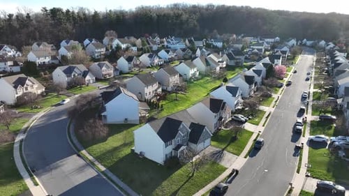 Luxus Ähnliche neu gebaute Einfamilienhäuser in einem Vorort von American Town. Sonnenuntergangszeit hinter Bäumen
