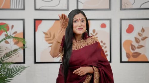 Mujer india riendo a alguien