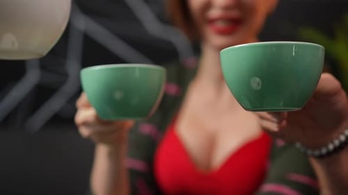 Gros plan Des amis méconnaissables se rencontrent dans des tasses à café à l'intérieur d'un café