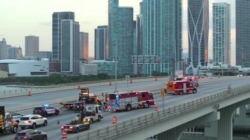 Accidente automovilístico en el puente de la autopista en Miami, Florida, el personal de los servicios de emergencia ayuda a las víctimas de