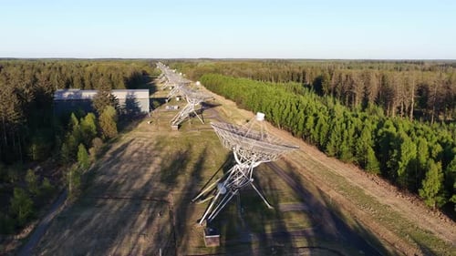Vue aérienne du réseau de radiotélescopes de Westerbork au coucher du soleil