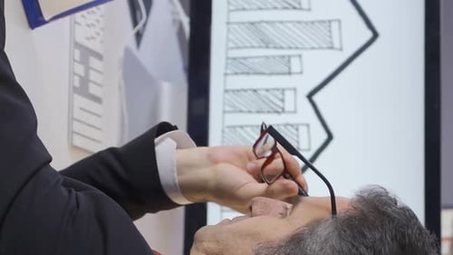 Vertikales Video eines reifen Geschäftsmannes, der Grafiken in seinem Büro analysiert. Gewinn- oder Verlustdiagramme für Perioden.