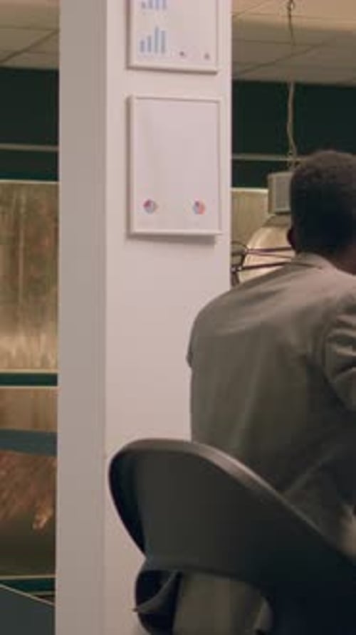 Trabajador de Vídeo Vertical despidiéndose de su colega