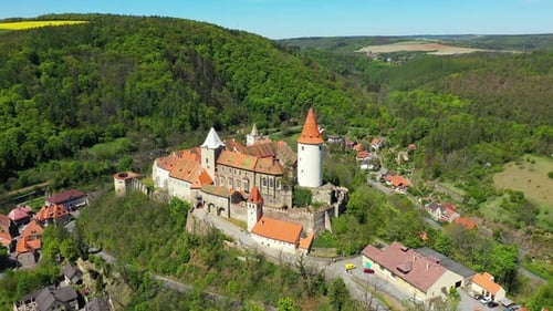 Вид с воздуха на замок Кривоклат в Чехии, Европа. Знаменитый чешский средневековый замок Кривоклат