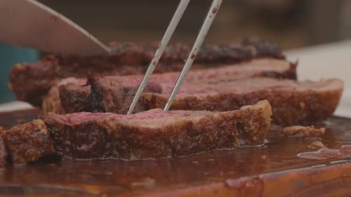 Le chef découpe le rosbif, juteux et extrêmement doux. Barbecue paraguayen