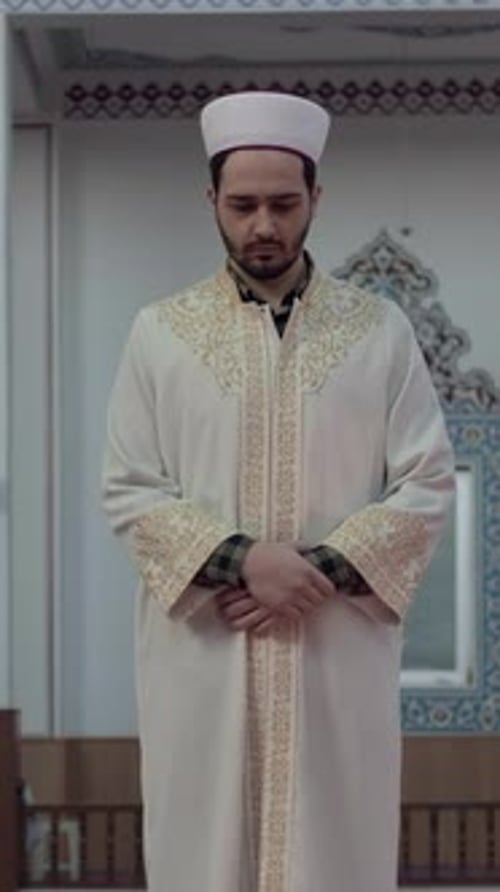 Junger Mann betet in der Moschee