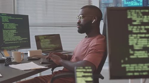 Ingénieur logiciel codant sur ordinateur au bureau