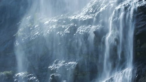 Fundo natural de água de fusão limpa e fresca do rio da cachoeira