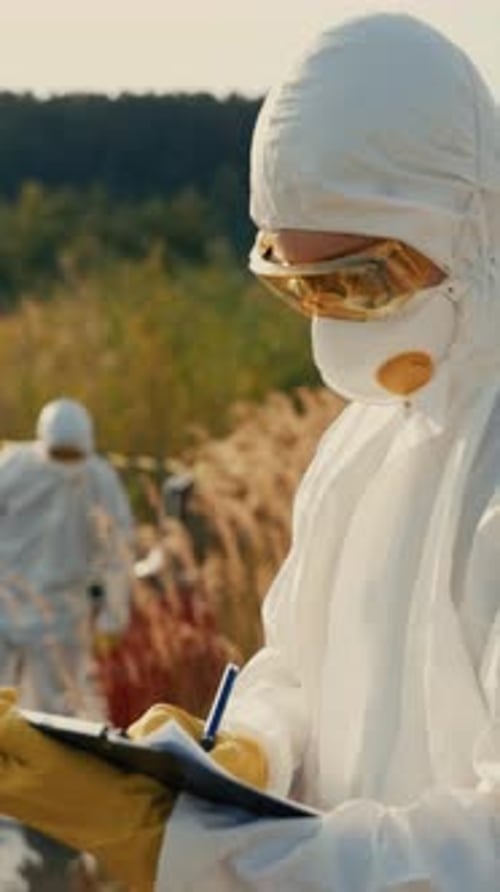Un científico ambiental que realiza observaciones y análisis de la dinámica de campo de manera efectiva