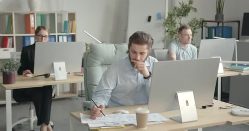 Employé concentré assis sur son lieu de travail au bureau