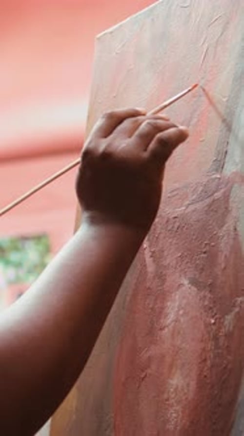 Vertikales Video: Männlicher Künstler, der ein modernes Kunstwerk mit Aquarell und Palette malt