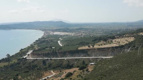 Vista aérea de un pueblo costero con exuberante vegetación en Zante, Grecia. pullback