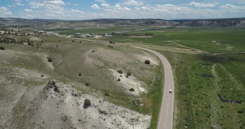 Vue Drone d'une voiture isolée circulant sur une route déserte dans le Midwest des États-Unis