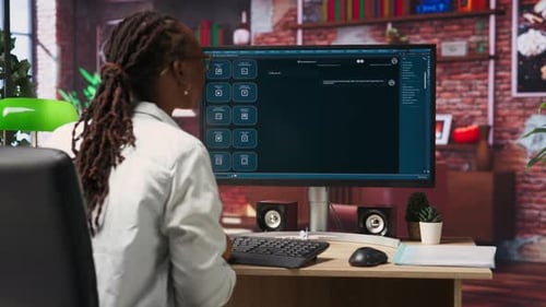 Frau zu Hause stellt Fragen an den virtuellen Assistenten von AI LLM Chatbot