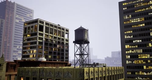 Horizonte urbano con edificios modernos y una histórica torre de agua al anochecer