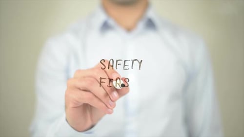 Sicherheit geht vor, Mann schreibt auf transparentem Bildschirm