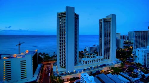 Prédios altos e praia de Waikiki