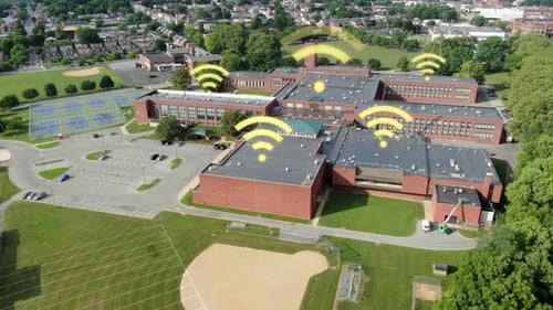 Thema Schule, Universität, Telekommunikation. Antenne der Internetverbindung, Geschwindigkeit. Daten streamen in