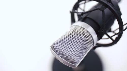 Mikrofonnahaufnahme im Aufnahmestudio für das Konzept der Audio-Broadcast-Technologie