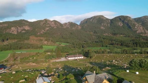 Escape to Serenity: Discover a Beautiful Little Mountain House 4K