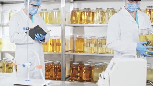 Des hommes entreposaient des arômes artificiels