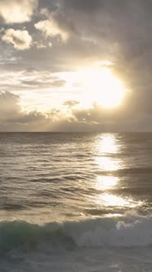 Vidéo verticale Escapade romantique au bord de la mer Méditerranée, coucher de soleil enchanteur et nuageux